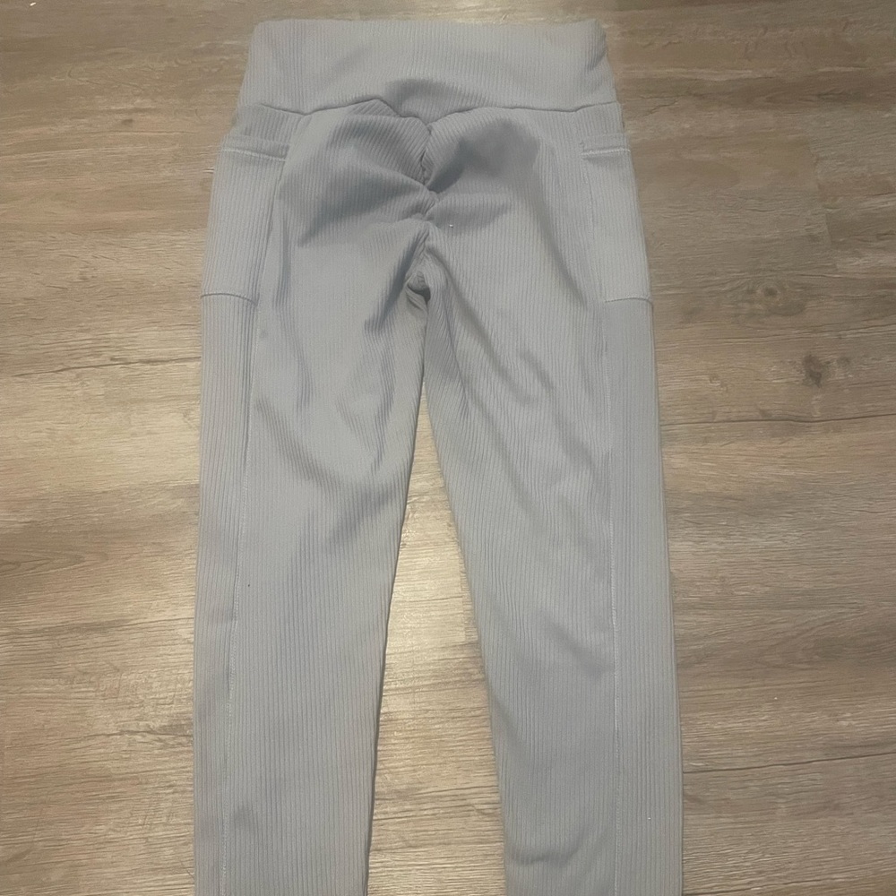 Cute scrunched butt leggings. So comfortable, and so cute! Worn once!